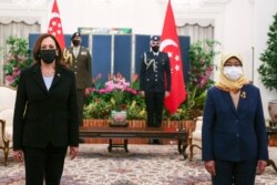 Wapres AS Kamala Harris (kiri) bersama Presiden Singapura Halimah Yacob di Istana, Singapura, 23 Agustus 2021. (EVELYN HOCKSTEIN / POOL / AFP)