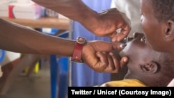 ARCHIVES - Un enfant dans les bras de sa mère se fait administrer une dose de vaccin contre la poliomyélite, en RDC, le 19 juin 2018. (Twitter/Unicef)