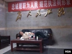 受伤的倪玉兰的丈夫董继勤在派出所