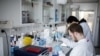 Des chercheurs travaillent sur un vaccin contre le nouveau coronavirus COVID-19 au laboratoire de recherche de l'Université de Copenhague, au Danemark, le 23 mars 2020.