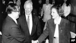 1991年4月14日，美国前总统卡特对中共总书记江泽民介绍他的妻子