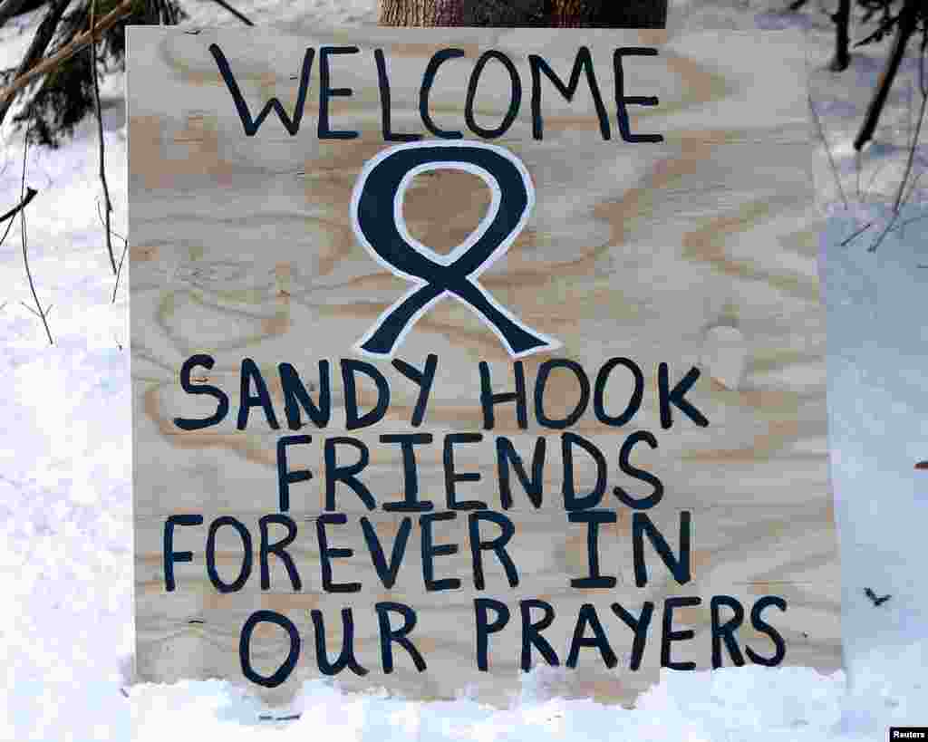 Papan bertuliskan dukungan bagi siswa-siswa SD Sandy Hook di sepanjang jalan antara Newtown dan Monroe (2/1). (Reuters/Carlo Allegri)
