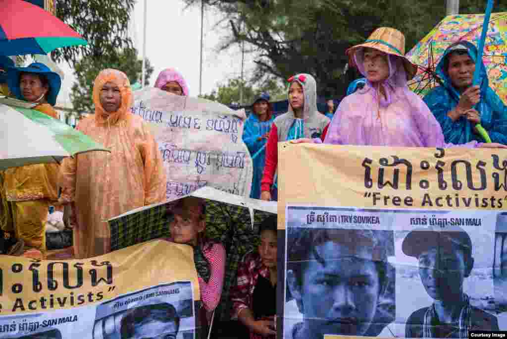 ប្រជាពលរដ្ឋមកពីសហគមន៍នៅខេត្តកោះកុងឈរក្រោមមេឃភ្លៀង នៅមុខតុលាការខេត្តកោះកុង ដើម្បីទាមទារឲ្យដោះលែងសកម្មជនបរិស្ថានទាំងបីនាក់របស់ចលនាមាតាធម្មជាតិ កាលពីថ្ងៃច័ន្ទ ទី២៧ ខែមិថុនា ឆ្នាំ២០១៦។ (រូបថតដោយអ្នកនាង ម៉ម កល្យាណី) 