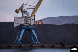 지난 2016년 11월 북한 라진항에 선적을 앞둔 석탄이 쌓여있다.