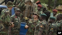 Anggota Pasukan Khusus AS sedang berbicara dengan pasukan Republik Afrika Tengah dan Uganda di Obo, Afrika Tengah (Foto: dok)). Dewan Keamanan PBB memperpanjang satu tahun mandat kantor pemelihara perdamaian PBB di Republik Afrika Tengah (24/1).