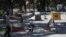 Un niño juega en un parque las horas permitidas durante cuarentena a nacional debido al coronavirus en Caracas, el 26 de abril de 2020.