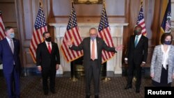 Los senadores estadounidenses John Hickenlooper, Ben Ray Lujan, el líder de la mayoría del Senado, Chuck Schumer, Raphael Warnock y Catherine Cortez Masto, posan para una sesión fotográfica en el Capitolio en Washington, el 21 de enero de 2021. [Reuters]