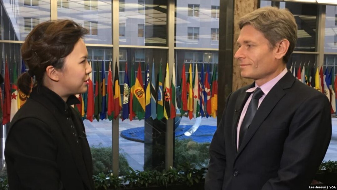 美國國務院助理國務卿馬林諾夫斯基（右）接受美國之音採訪