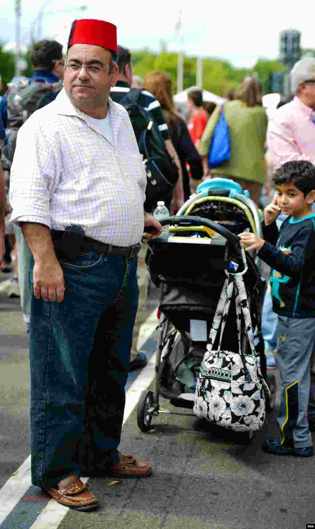 Turkcha qalpoq kiygan odam, Vashingtondagi turk festivalidan, 29-sentabr, 2013-yil