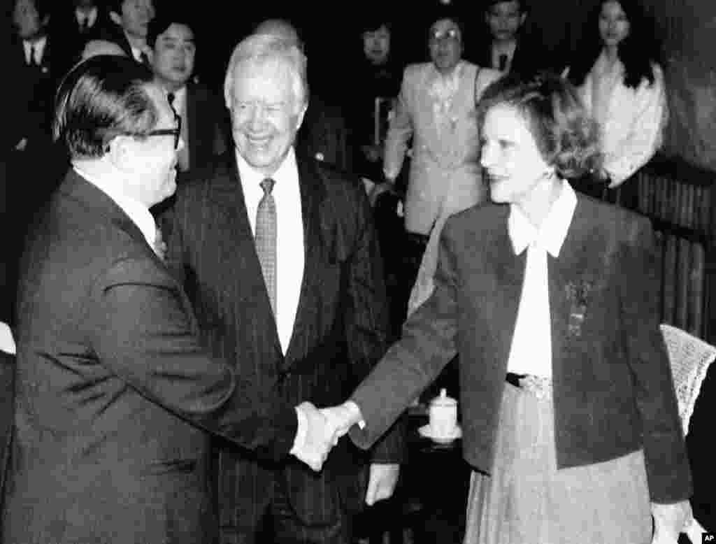 1991年4月14日，美国前总统卡特对中共总书记江泽民介绍他的妻子