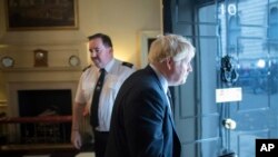 Perdana Menteri Boris Johson meninggalkan 10 Downing Street untuk memberi pidato umum, di London, 6 Novermber 2019