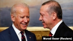 Phó tổng thống Mỹ Joe Biden (trái) gặp Tổng thống Thổ Nhĩ Kỳ Tayyip Erdogan tại Istanbul hôm 22/11.