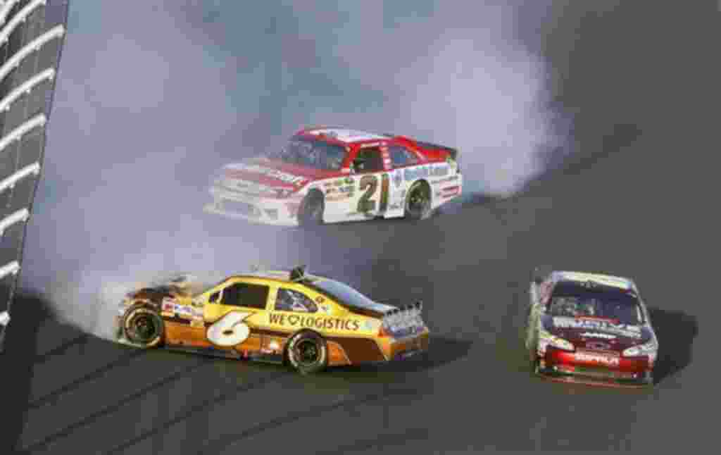 David Ragan (6) y Trevor Bayne (21) se accidentan con Jeff Gordon (24) durante la segunda de las carreras clasificatorias para el NASCAR Daytona 500.