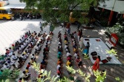 Pertemuan pagi pada hari pertama pembukaan kembali sebagian sekolah di Prayagraj, India, Rabu, 1 September 2021. (AP)