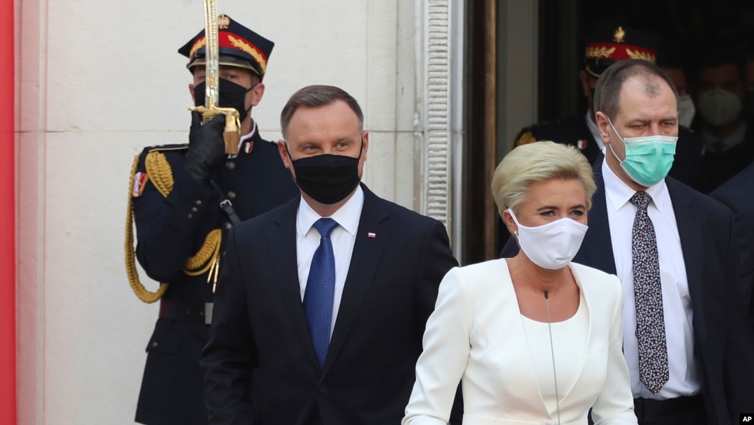 Presiden konservatif Polandia Andrzej Duda (kiri) dan Ibu Negara Agata Kornhauser-Duda, meninggalkan gedung parlemen usai upacara pengambilan sumpah Duda untuk masa jabatan lima tahun kedua di Warsawa, Polandia, 6 Agustus 2020.