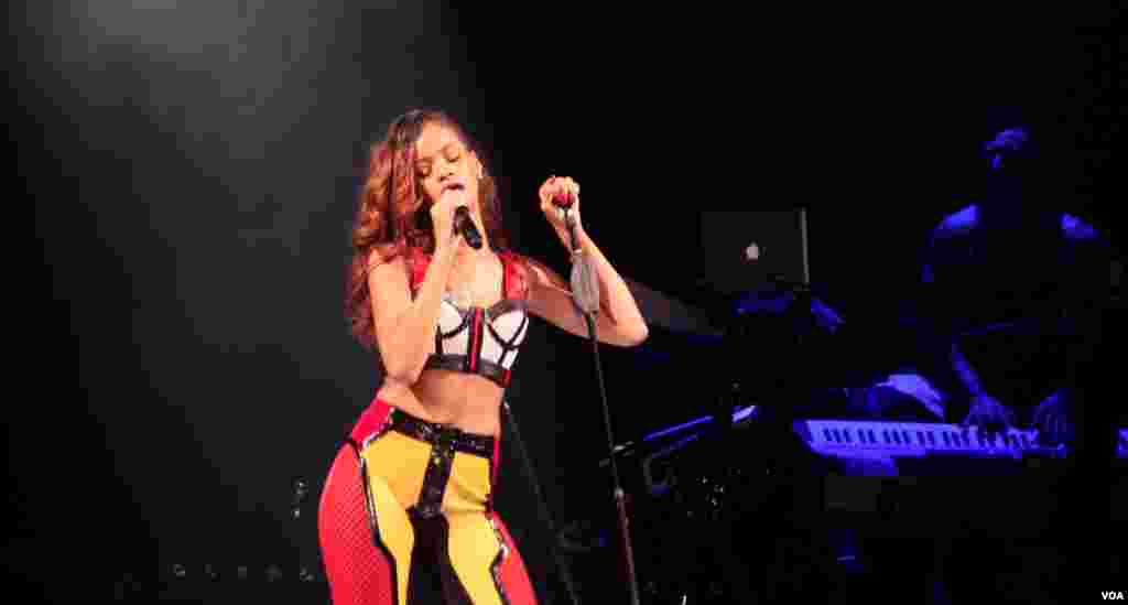Sexy y atrevida Rihanna conquistó el escenario.