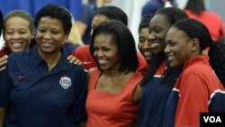 Prva dama Michelle Obama u Londonu, u susretu s američkim atletičarkama 