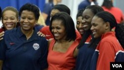 Ibu negara Michelle Obama mengunjungi para atlet Olimpiade AS di London hari Jumat (27/7). 