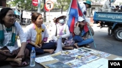 About 100 activists from various communities in Phnom Penh took part in Wednesday’s march, gathering near the US Embassy and planning to walk to Freedom Park. 