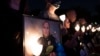 Una mujer sostiene una vela y una foto de un oficial de policía caído, durante la Vigilia Anual a la Luz de las Velas del National Law Enforcement Officers Memorial Fund, en el National Mall, en Washington, el 14 de octubre de 2021.