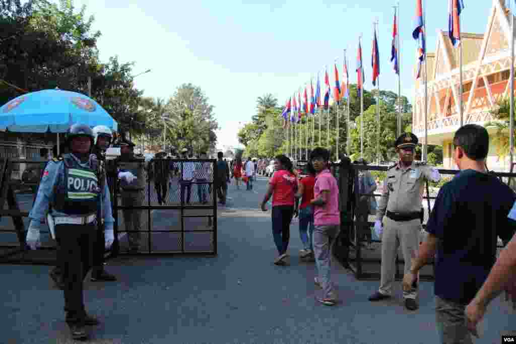 View near the Royal Palace in Phnom Penh, Cambodia during the first day of the Water Festival. Nov. 5, 2014. (Nov Povleakhena/VOA Khmer) 