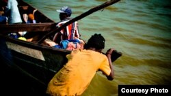 Kapal transportasi publik di Danau Gaba, Kampala di Uganda. 