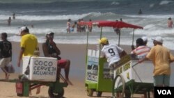 La tradicional romería de vendedores en las playas brasileñas incluye a los vendedores de coco, de crepés y hasta choclos.