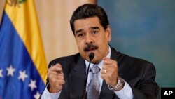 El presidente en disputa de Venezuela, Nicolás Maduro, no adjudicó minas de oro a los cuatro estados gobernados por la oposición.