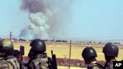 지난 25일 터키 국경지역의 군인들이 시리아 코바니 지역에서 연기가 치솟는 것을 바라보고 있다. (자료사진)