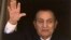 L'ex-président égyptien Hosni Moubarak salue ses partisans depuis sa chambre à l'hôpital militaire de Maadi le 25 avril 2016, au Caire, en Égypte.  (AP Photo/Amr Nabil - archives)