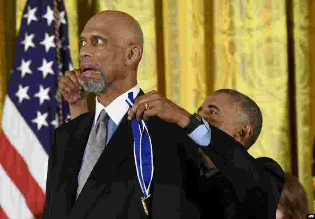 Presiden AS Barack Obama &#39;sedikit kesusahan&#39; mengalungkan penghargaan &quot;Presidential Medal of Freedom&quot; kepada mantan bintang NBA Kareem Abdul-Jabbar yang tingginya hampir 2,2 meter, di Gedung Putih.