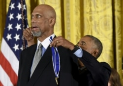 Presiden AS Barack Obama menghadiahkan bintang NBA Kareem Abdul-Jabbar Presidential Medal of Freedom, kehormatan sipil tertinggi, di Gedung Putih di Washington, DC, 22 November 2016. (Foto: AFP)