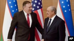 AQSh Davlat kotibi Mayk Pompeo (chapda) O'zbekiston Tashqi ishlar vaziri Abdulaziz Komilov bilan, Toshkent, O'zbekiston, 2020-yil, 3-fevral