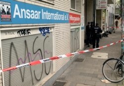 Polisi menyegel markas organisasi muslim Ansaar International di Duesseldorf, Jerman, setelah dinyatakan sebagai organisasi terlarang, 5 Mei 2021. (REUTERS/Erol Dogrudogan)