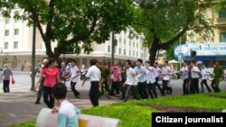 Theo tường thuật của blogger Mai Xuân Dũng, lực lượng công an đã xuất hiện đông đảo để trấn áp cuộc biểu tình, trong đó có công an thường phục đeo băng đỏ. (Ảnh Facebook Mai Dzung)