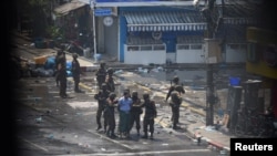 ရန်ကုန်မြို့ ဆန္ဒပြပွဲတခုအတွင်း လူတဦးကိုဖမ်းဆီးနေသည့် စစ်သားများ။ ၂၂ မတ် ၂၀၂၁