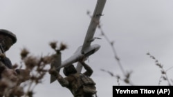 Украинский военнослужащий готовится к запуску беспилотника «Avenger» в Харьковской области. Украина, 24 сентября 2025 года. (Фото AP/Евгений Титов)