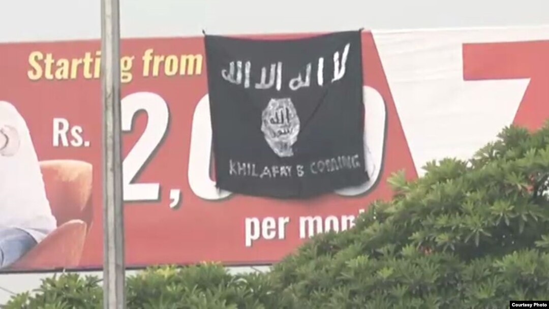 Sebuah bendera ISIS berkibar di jembatan Islamabad, Pakistan.