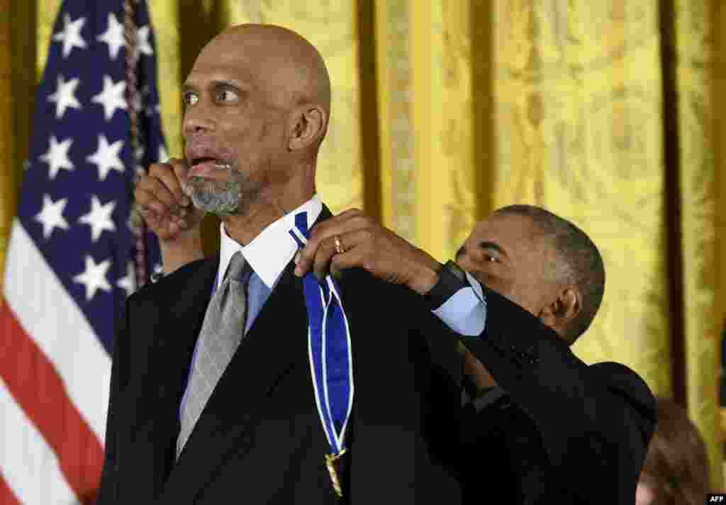U.S. President Barack Obama presents NBA star Kareem Abdul-Jabbar with the Presidential Medal of Freedom, the nation&#39;s highest civilian honor, during a ceremony honoring 21 recipients, in the East Room of the White House in Washington, D.C., Nov. 22, 2016.