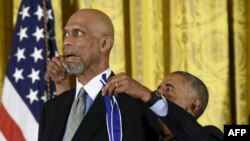 Presiden AS Barack Obama mempersembahkan Presidential Medal of Freedom kepada bintang NBA Kareem Abdul-Jabbar, penghargaan sipil tertinggi bangsa, dalam upacara penghormatan kepada 21 penerima, di Ruang Timur Gedung Putih di Washington, DC, 22 November 2016. (Foto: AFP)