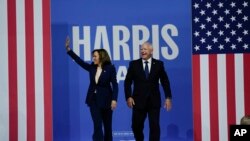 A candidata democrata à presidência, Kamala Harris, e o seu companheiro de corrida, o governador do Minnesota, Tim Walz, chegam a um comício de campanha em Filadélfia, terça-feira, 6 de agosto de 2024.