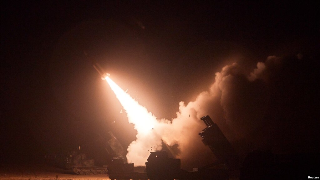 美韩联合军事演习期间发射一枚地对地导弹（2022年6月6日）(photo:VOA)