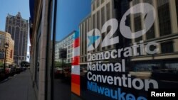 Una inmensa valla anuncia la Convención Nacional del Partido Demócrata en Milwaukee, Wisconsin, que comienza este lunes 17 de agosto de 2020.