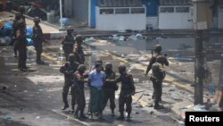 ဖိနှိပ်ညှင်းပန်းခံနေရတဲ့ နိုင်ငံရေးအကျဉ်းသားတို့ရဲ့ အခြေအနေ