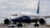 ARCHIVO - Empleados conducen el nuevo Boeing 787-10 Dreamliner hacia el área de la rampa de entrega en las instalaciones de la empresa el 31 de marzo de 2017, en North Charleston, Carolina del Sur.
