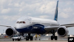 ARCHIVO - Empleados conducen el nuevo Boeing 787-10 Dreamliner hacia el área de la rampa de entrega en las instalaciones de la empresa el 31 de marzo de 2017, en North Charleston, Carolina del Sur.