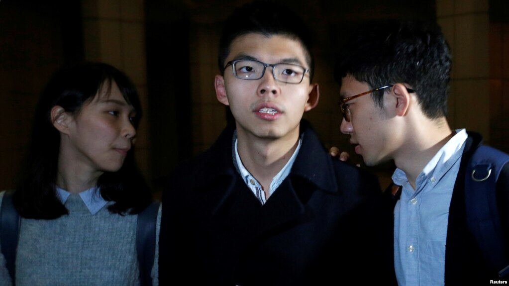 Cựu lãnh tụ sinh viên Joshua Wong (giữa) và hai nhà hoạt động Agnes Chow (trái) và Nathan Law (phải) dược tòa Phúc thẩm Hong Kong trả tự do sau khi đóng tiền tại ngoại ngày 23/1/2018.