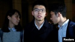 Cựu lãnh tụ sinh viên Joshua Wong (giữa) và hai nhà hoạt động Agnes Chow (trái) và Nathan Law (phải) dược tòa Phúc thẩm Hong Kong trả tự do sau khi đóng tiền tại ngoại ngày 23/1/2018.