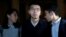 Cựu lãnh tụ sinh viên Joshua Wong (giữa) và hai nhà hoạt động Agnes Chow (trái) và Nathan Law  (phải) dược tòa Phúc thẩm Hong Kong trả tự do sau khi đóng tiền tại ngoại ngày 23/1/2018.