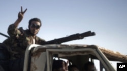 가다피의 고향으로 접근하는 반군